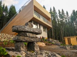 PEACE - Micro Chalet with Panoramic Mountain Views and Rooftop Spa, Hotel in Lac-Beauport
