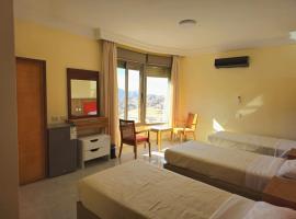 Petra Summit Hotel, hotel di Petra