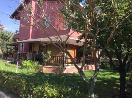 Dikili de site içinde bahçeli-havuzlu dublex villa, Hotel in Kabakum