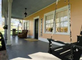 Foster Mound Cottage - Perfect for a Cozy Getaway with 2 Bedrooms and Pet-Friendly Amenities!
