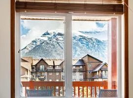 Mountain Paradise at Falcon Crest Lodge、キャンモアのコテージ