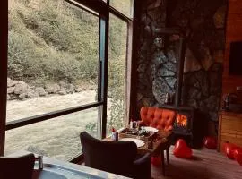 Ayder Bungalow Resort - Exclusive River View、Çamlıhemşinのシャレー