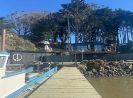 Waterfront Carriage house on Tomales Bay with dock, hotel com estacionamento em Marshall
