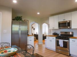 Close to City * Charming Central XL Cape Cod * Airport, Hotel in Pittsburgh