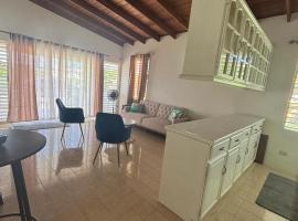 Cozy Bagatelle Terrace Apt 10 mins From Beaches, hotel a Saint James