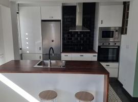 Apart 2 habit vistas playa y montaña lift parking، فندق في كليلة