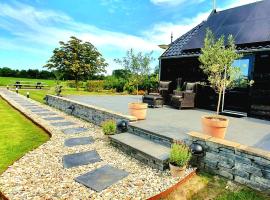 Vakantiehuisje the Bird's Nest met jacuzzi, ξενοδοχείο με υδρομασάζ σε Oldekerk