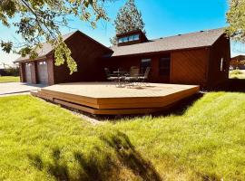 Family Home with Mountain Views!, hotell i Cody