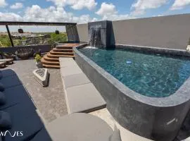 Luminous 2 BR with Roof Pool Close to Hotel Zone by Waves Management