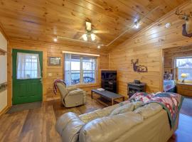 Cozy Deer Glen Cabin with Private Hot Tub and Porch!, hotel v destinaci Bryson City