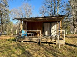 Le Nouméa, 4 pers, 3 lits, glamping en Saint-Pantaléon-de-Lapleau