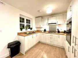 Churchill House 3 Bedroom Sleeps 6 Free Parking