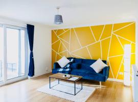 Cozy 3-Bed Retreat Near Manchester Airport Ideal for Families & Groups, хотел в Манчестър