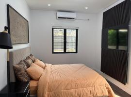 The Nest- Gated house mins from Highway, hotel v destinaci Claxton Bay
