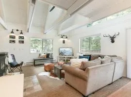 Donner Gem by Tahoe Getaways - Beautifully Updated, Hot Tub, Pet Friendly