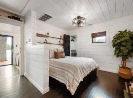 Cozy & Scenic Lakeside Retreat