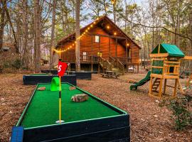 Close to Lake Putt Putt, Pool Table, Play set, hotel di Broken Bow