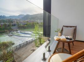 Zhangjiajie National Park East Gate Happy Hotel-River View&City Center&Book Tickets&English Speaking&Free Laundry, hotel en Hanqiyu