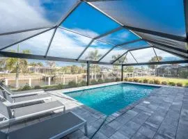 Villa Capri-Waterfront- Free Amenities-Heated Pool-Beach and Fishing Gear