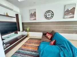 Spacious 1-Bedroom Retreat Cafés, Wine Bars & Old Town at Your Doorstep