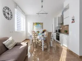 Seaside Apartment with swimming pool and parking