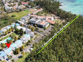 Beachfront Villa near Mont Choisy Beach, hotel v destinaci Grand Baie