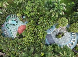 Paradise Hot Springs - Thermal Water & Volcano Views, hotel s vířivkou v destinaci Fortuna