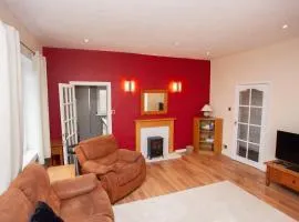 3 Bed Cottage Flat with Parking