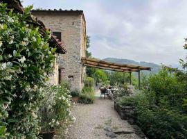 Elegant Tuscan Stone Country House, Sleeps 8-10, hotel v destinaci Borgo a Mozzano