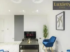 Modern & Elegant 1BR City Centre - Near High St & Southend Beach by Luxiety Stays