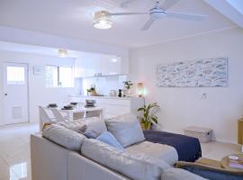 Little Gem in Peregian Beach - walking distance to beach with pool, hotel que aceita pets em Peregian Beach