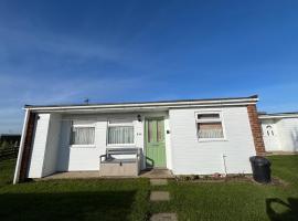 Green Farm, Three Bedroom chalet, pet friendly, FREE WiFi, FREE entry to clubhouse, FREE pool passes plus bed linen and towels included, hotel in Great Yarmouth