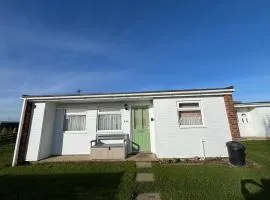 Green Farm, Three Bedroom chalet, pet friendly, FREE WiFi, FREE entry to clubhouse, FREE pool passes plus bed linen and towels included