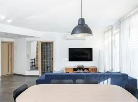 Best Location 3BR Specious Apartment By Vacay