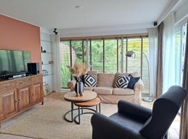 Charmante woning omheinde tuin, dichtbij strandje VP023, Hotel in Herkingen