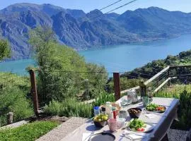 Oasi Azzurra - Cosy flat with a terrace and a great view over lake and mountains