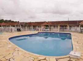 Casa em condomínio, com piscina, parquinho infantil, internet 500mb, ideal para família, garagem para 2 carros, com 2 quartos sendo 1 suíte, com Smart TV, 400m da PRAIA