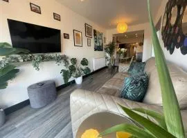 2 Bed Town Centre Apt in Porthcawl, parking, Wifi ,Sky & Netflix