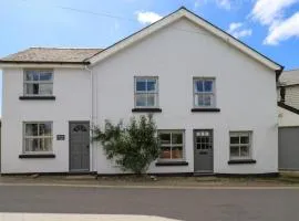 Old Shop Cottage in the heart of Bantham Village