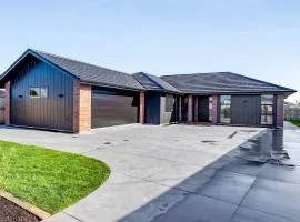 Family home, Game Zone & Outdoor Fireplace- Sleeps 10