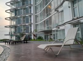 ROKET ROOM Majestic Point Serpong, hotel v destinaci Anggris