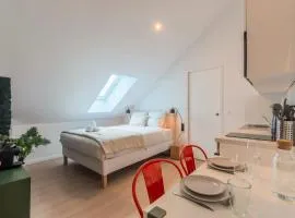 Studio sous les combles côté cour, parking gratuit