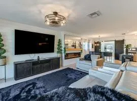 1 Mi to Bonita Beach Park Chic Canal-Front Home!