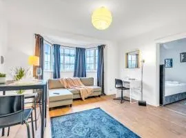 Executive 1bed flat - 10 Min to Tube - Workspace - Driveway Parking - New Memory Foam Sofabed