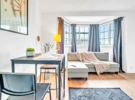 Bright 1-Bed Flat en suite Bathroom and Kitchenette, Free Parking, near Tube