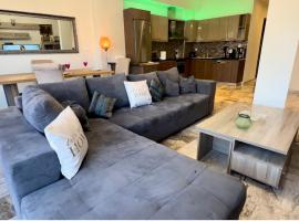 Acropolis modern apartment with free parking and pet friendly, ξενοδοχείο στην Αθήνα
