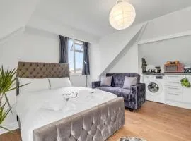 Stylish Loft for Students&Visitors, 2 Min Middlesex Uni, Free Parking & Stocked Kitchen, 25min to Central London