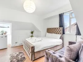 Loft Studio - Free Toiletries, Snacks, 25 Min Wembley & Central London, Free Parking, Pets welcome