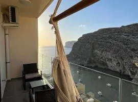 Xlendi - Seafront 2 Bedroom Apartment, Fully Air-conditioned and equipped with all amenities