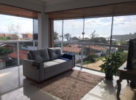 Apto com vista para o mar e pé na areia a 200mts, hotel in Imbituba